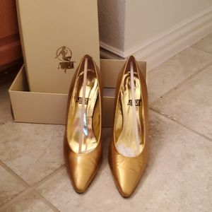 Allure Vintage pansy gold pumps 9